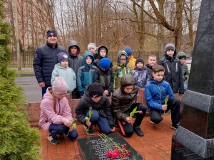 Возложение цветов у Братской могилы советских воинов при штурме города-крепости Кёнигсберга