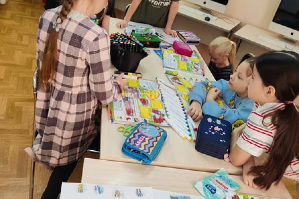 ПРАВИЛА ПОВЕДЕНИЯ БЕЗОПАСНОСТИ НА ДОРОГАХ, НА УЛИЦЕ И  В ТРАНСПОРТЕ НА АНГЛИЙСКОМ ЯЗЫКЕ
